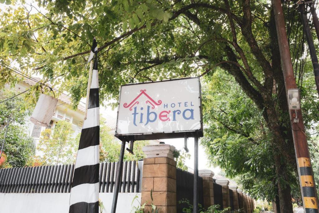 Hotel Tibera Taman Cibeunying バンドゥン エクステリア 写真
